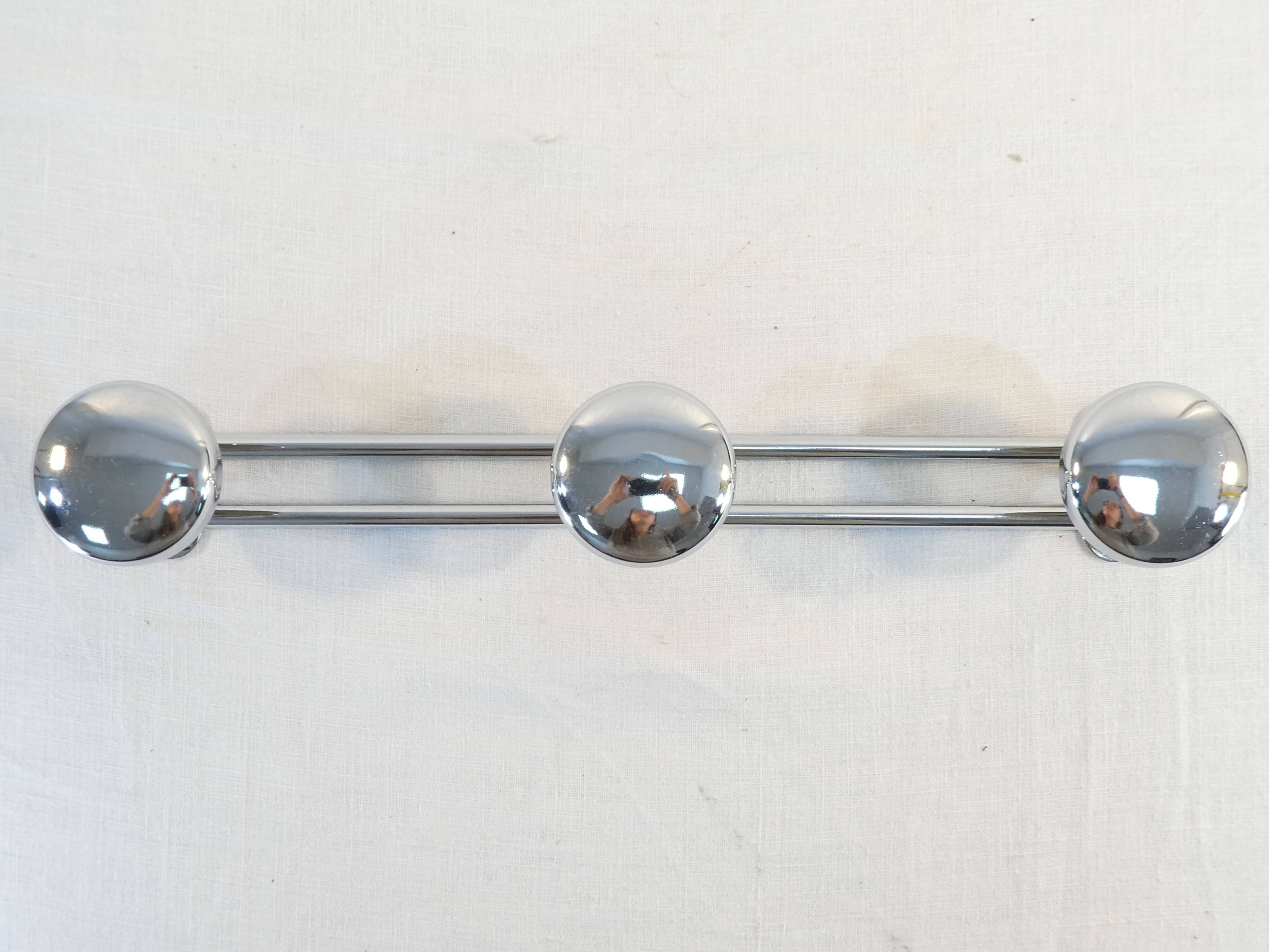 Coat rack has 3 pastes in chromed metal vintage