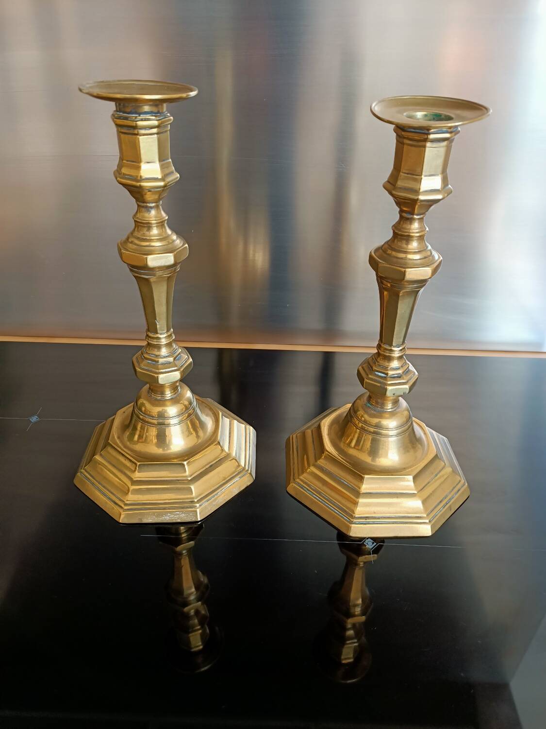 Paire de bougeoirs en bronze d'époque XVIIIe