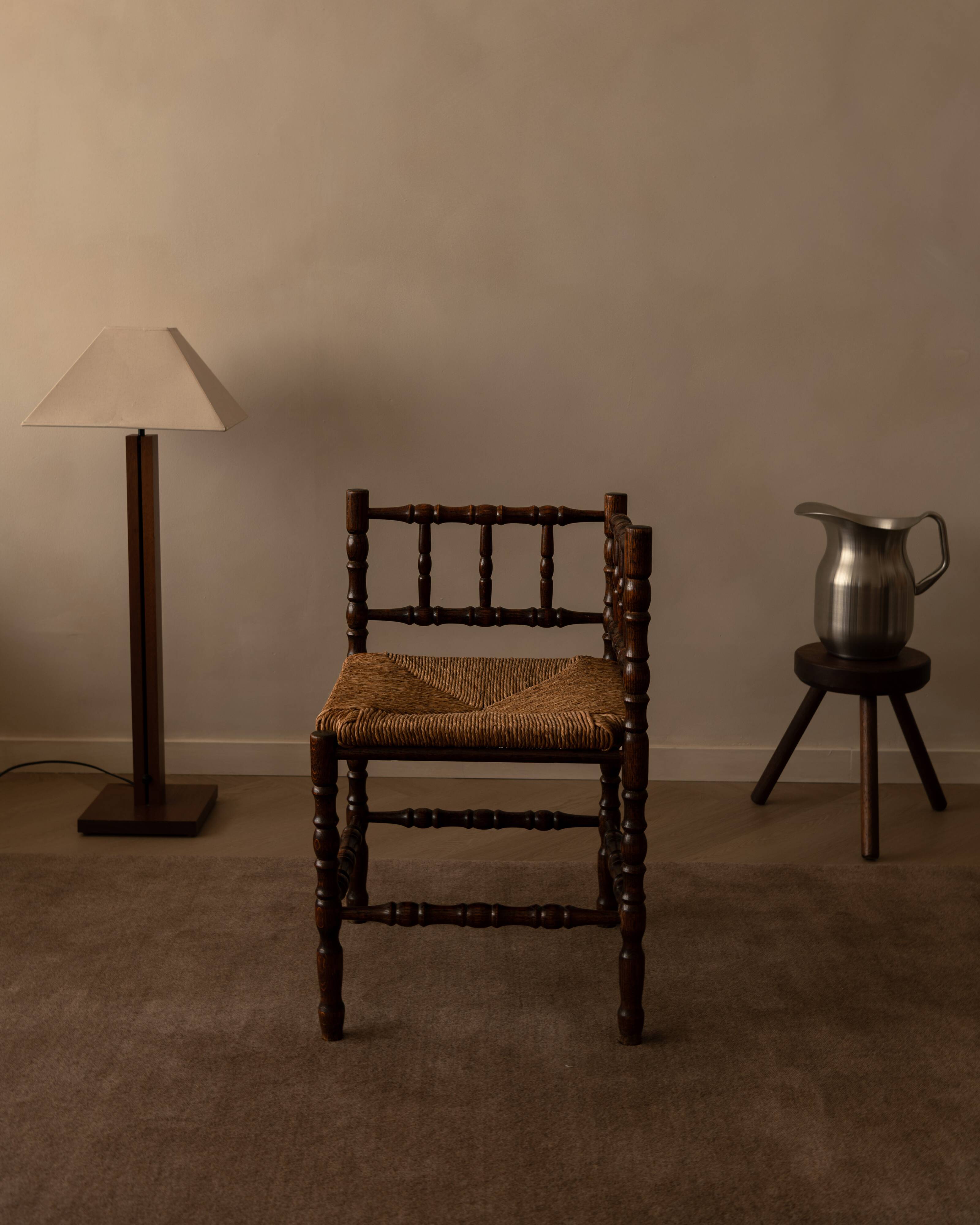Chaise vintage à dossier ajouré et assise en jonc · 42×42×68 cm