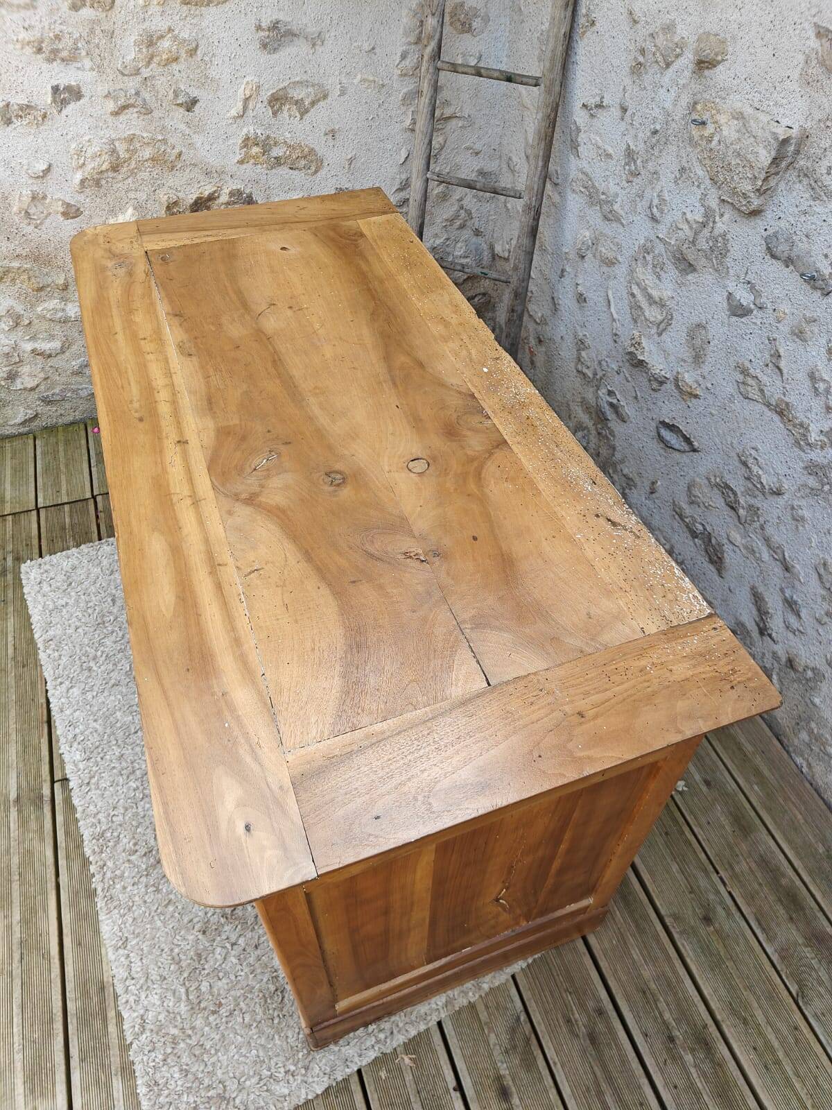 Walnut chest of drawers