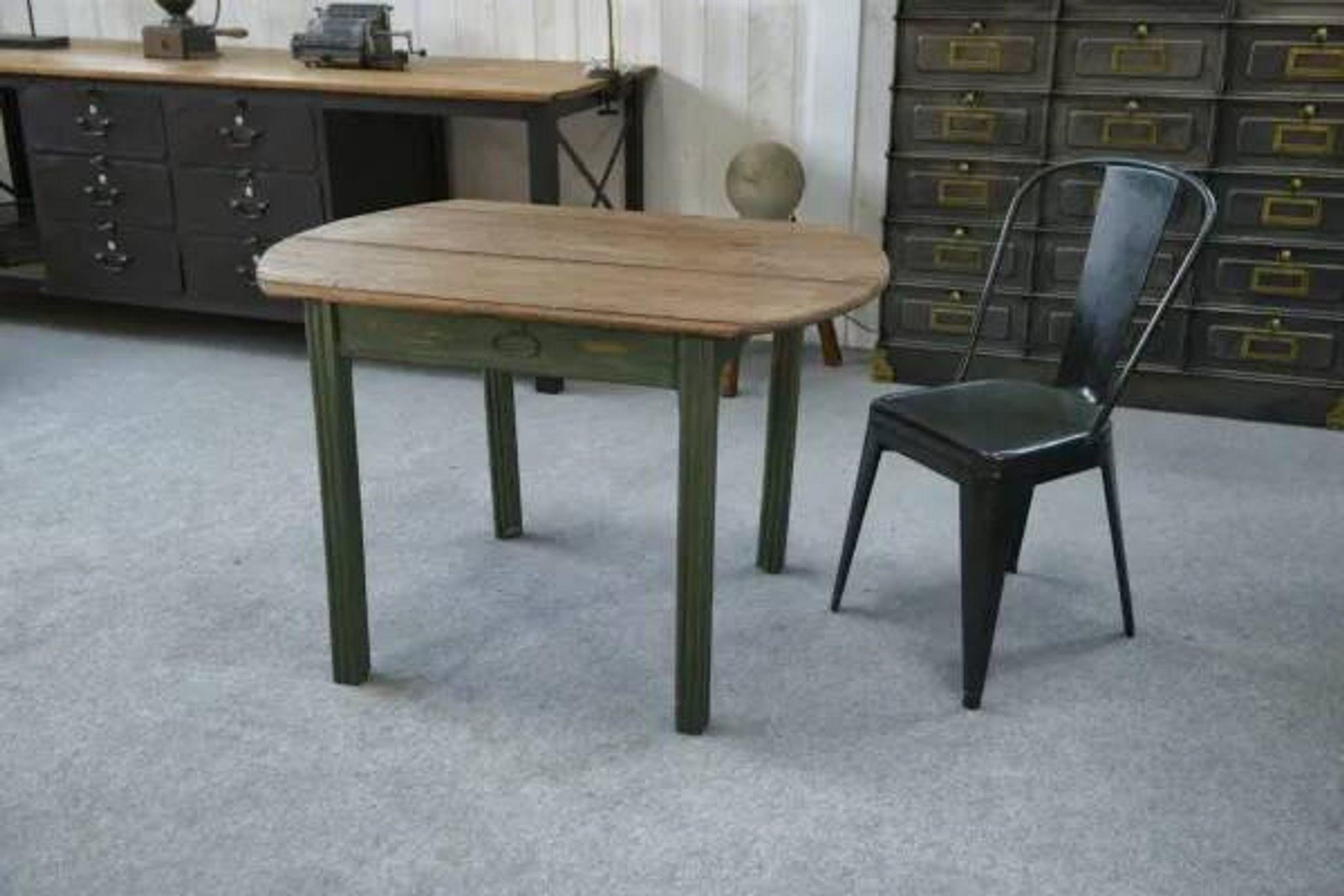 Table en pin piètement patiné vert 1960’s