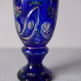 Vase en verre bleu cobalt finement ciselé dorures décor floral émaillé