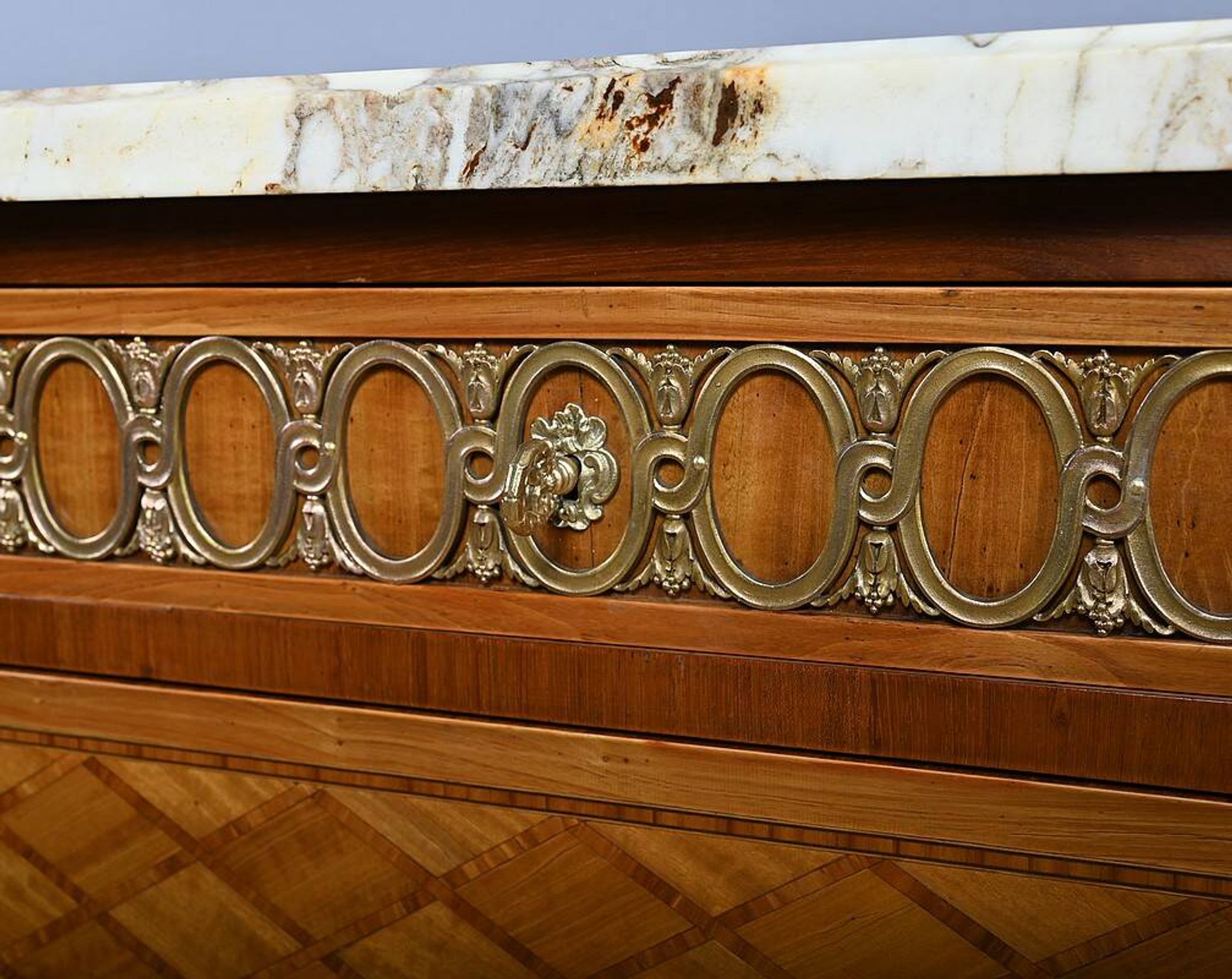 Commode Sauteuse en Marqueterie, style Transition Louis XV Louis XVI – Débu