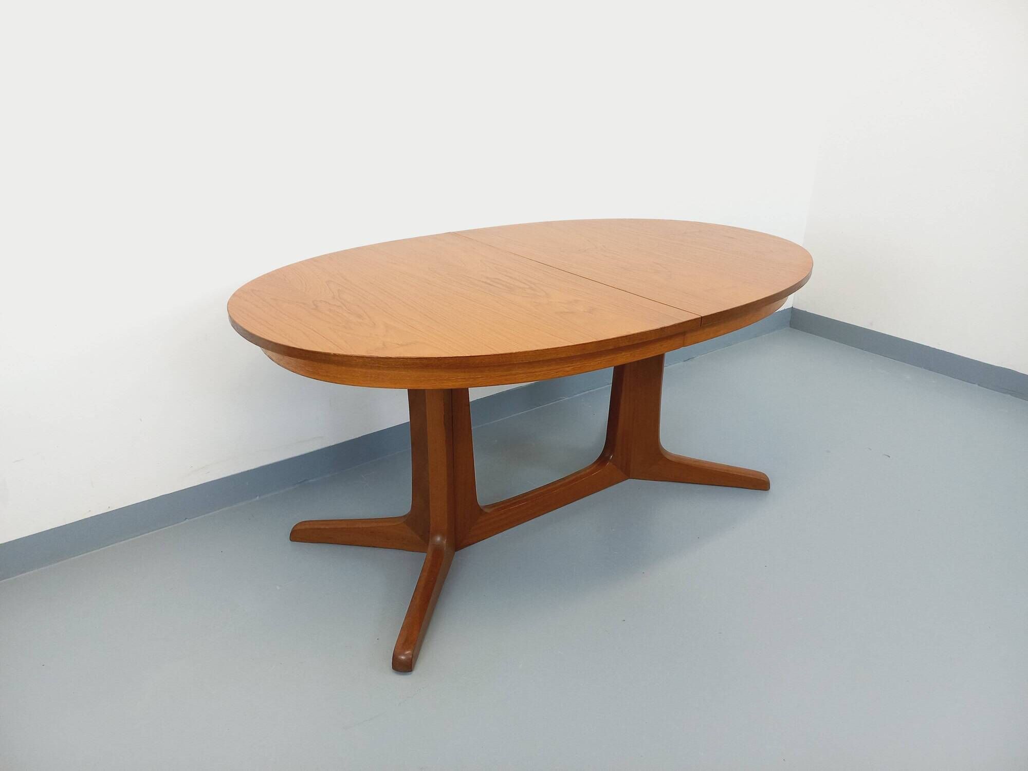 Vintage oval dining table Baumann from the 60s and 70s in teak with extension.