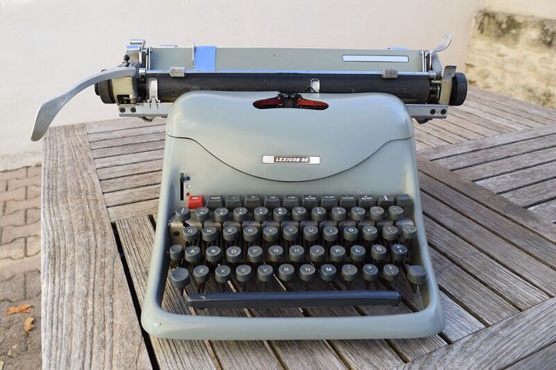 Hispano olivetti typewriter