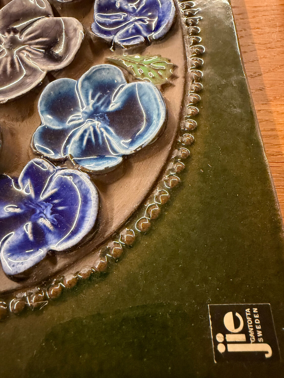 For sale: a set of 2 decorative plates by Jie Gantofta.