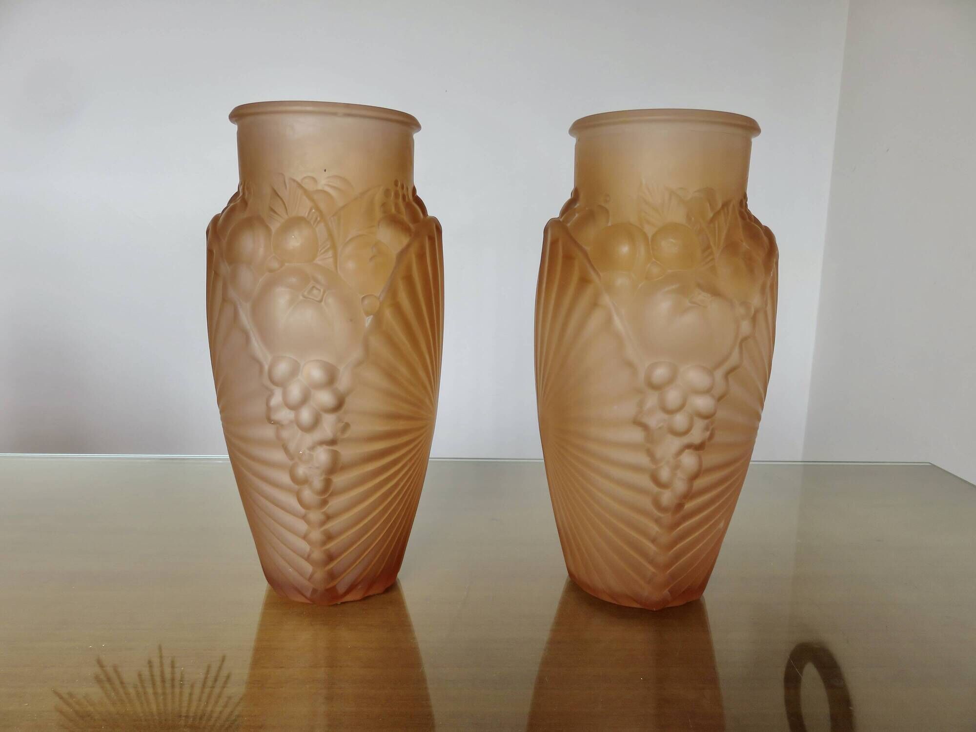 Pair of Art Deco vases in moulded pink glass, signed Souchon Neuvesel, 1940.