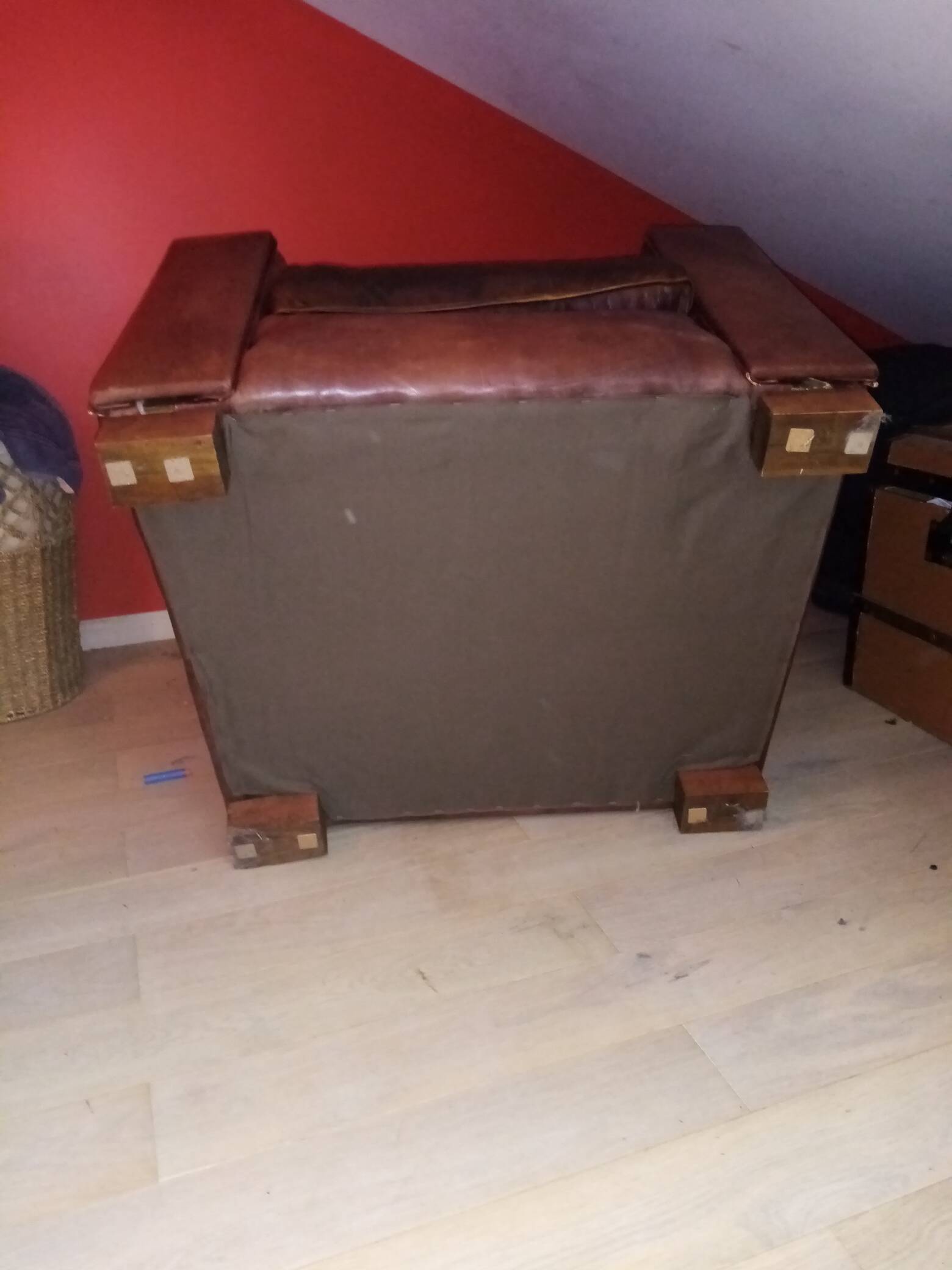 Square club armchair