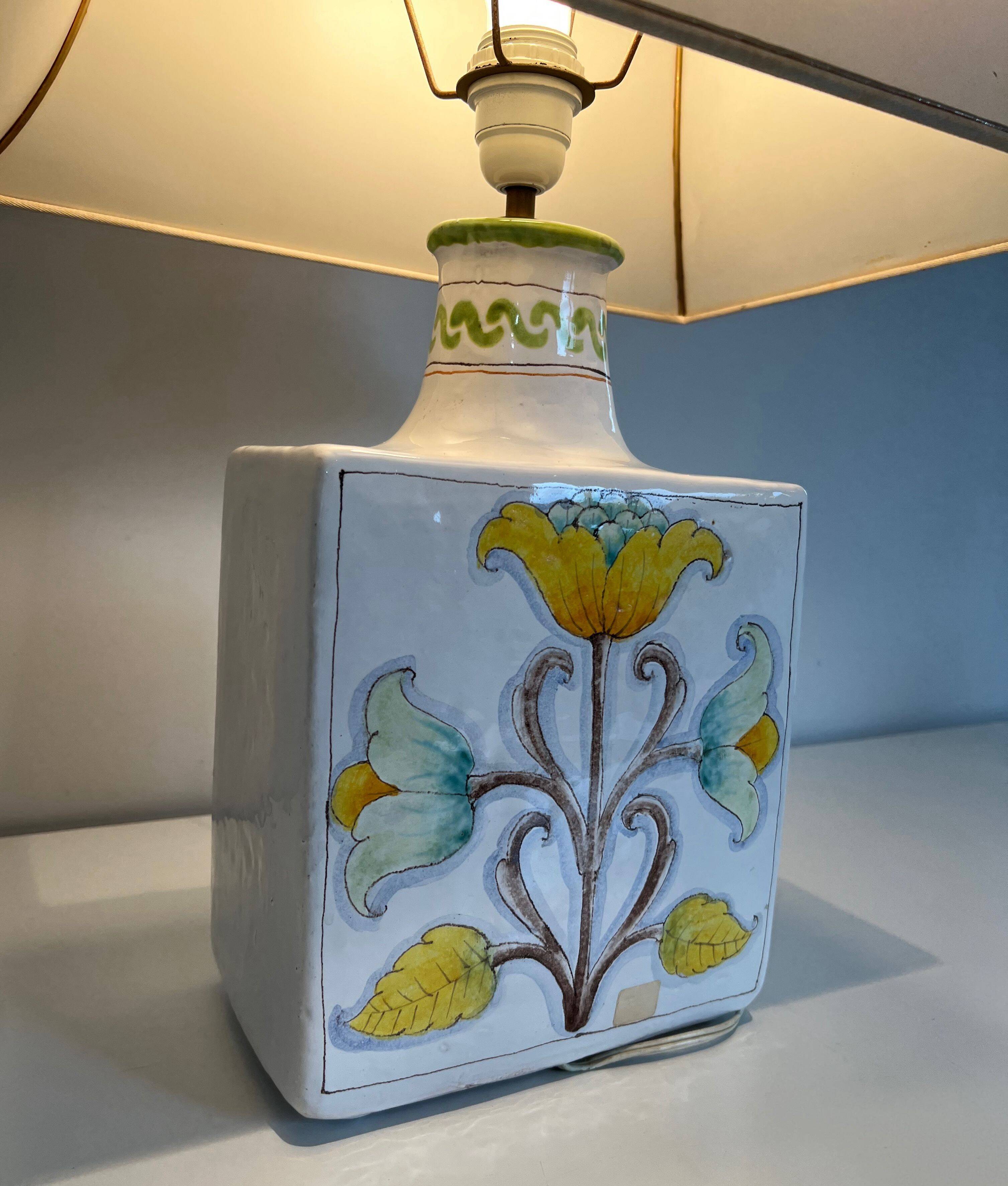 Lampe de table en faïence à décors d'oiseaux et de fleurs