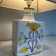 Lampe de table en faïence à décors d'oiseaux et de fleurs
