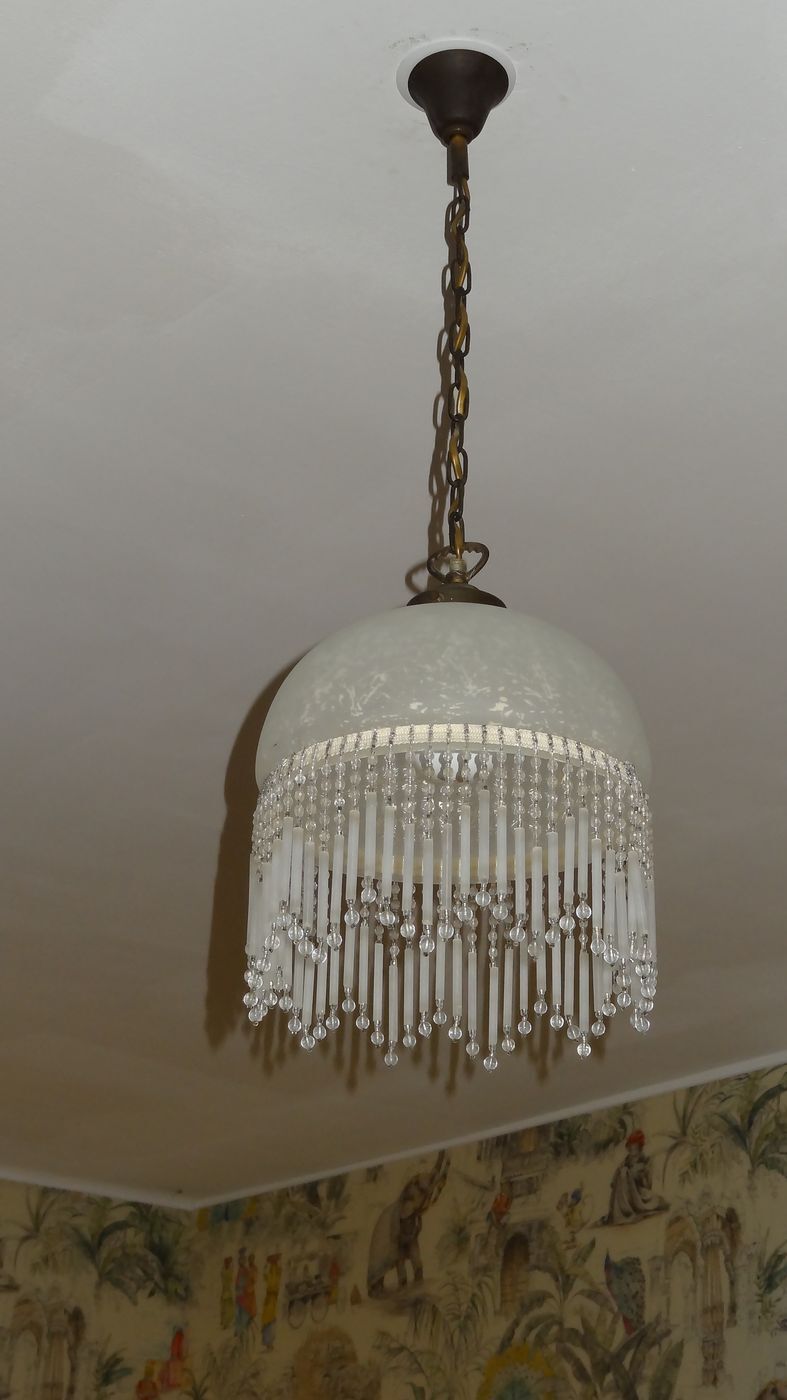 Vintage suspension in half shell speckled with pearls