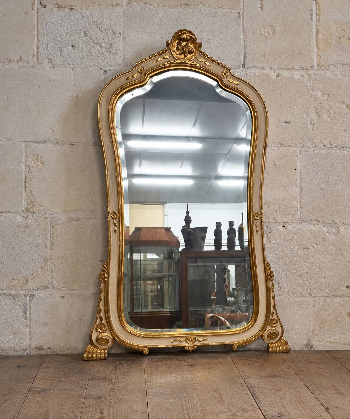 Grand miroir de cheminée – Bois laqué crème et doré – Style Louis XV