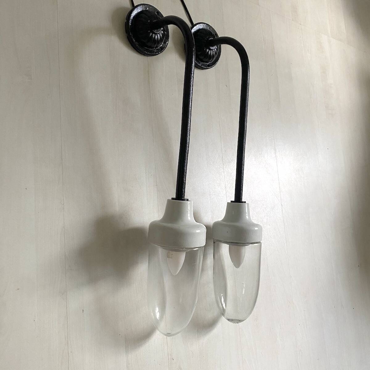 Pair of Art Deco wall lights in cast iron, glass and ceramic from the 1930s.