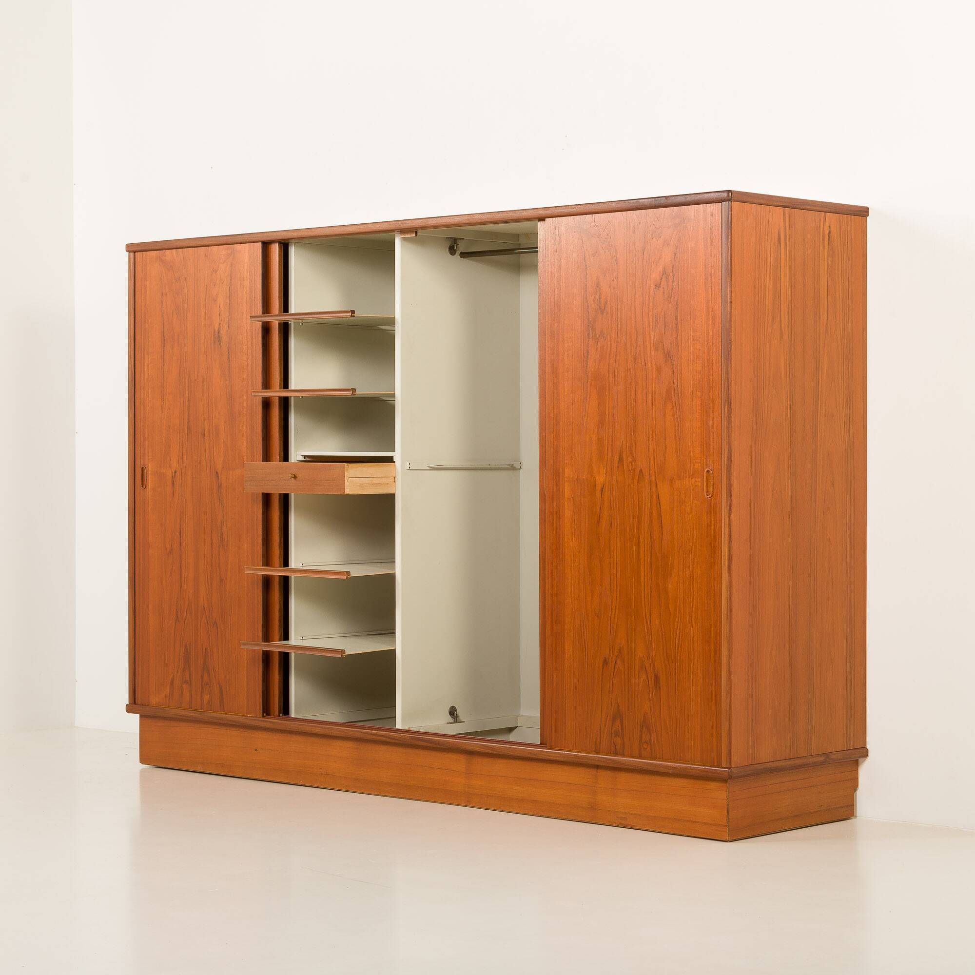 Armoire en teck danoise grande des années 1960.