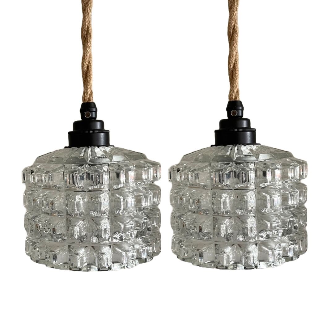 Lot de deux baladeuses vintage en verre ciselé électrifiées à neuf