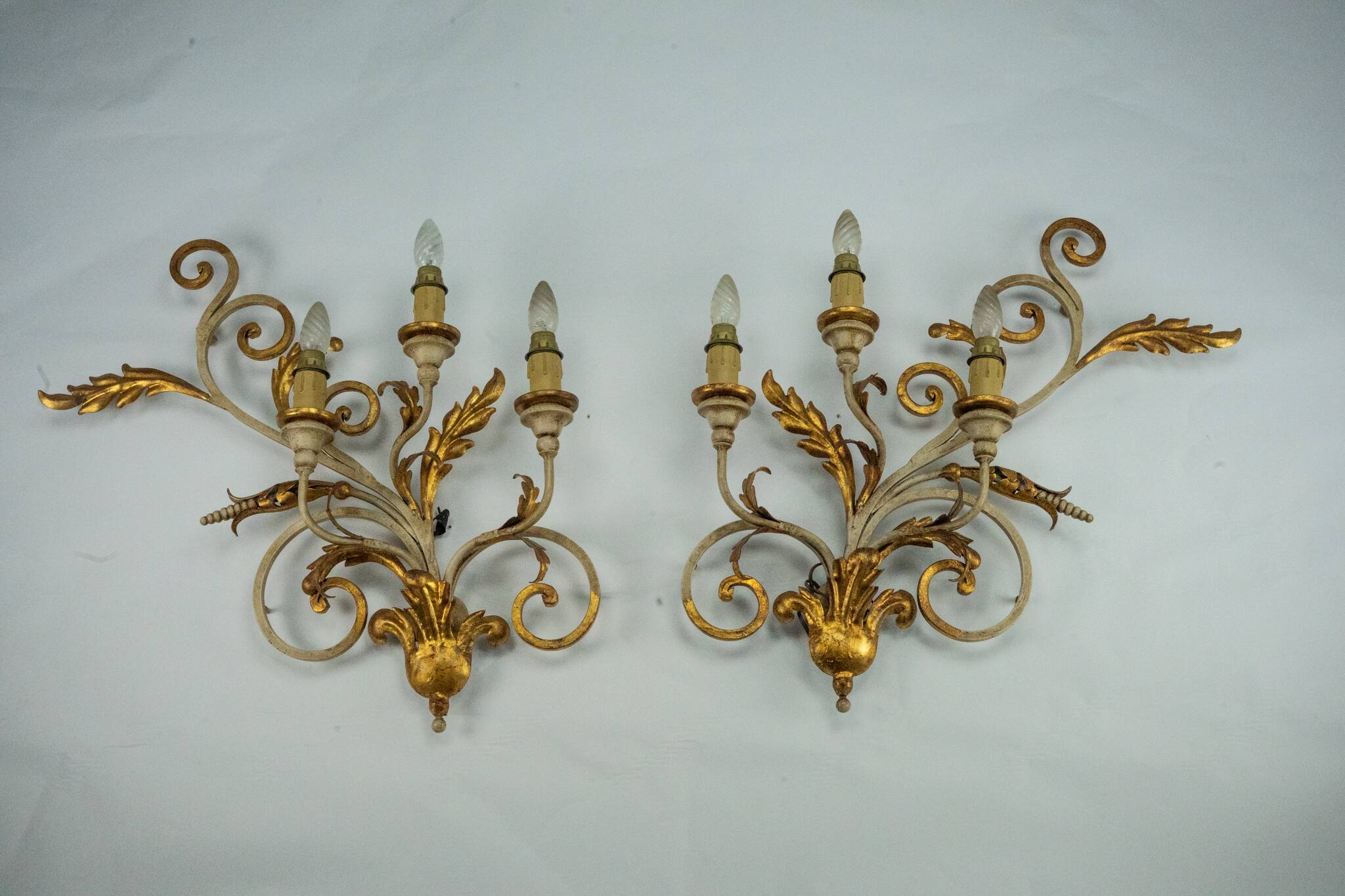 Pair of large floral wall lamps in gilded and lacquered metal. Italy 1960s