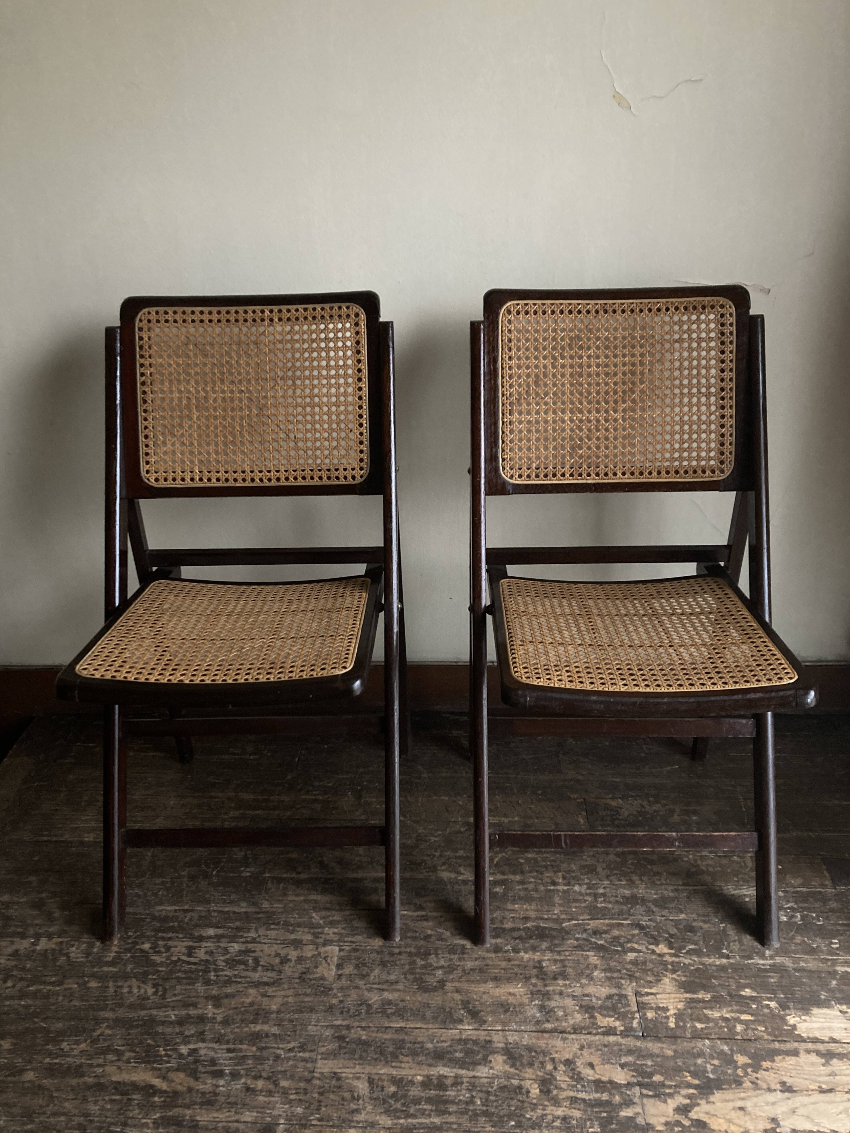 Paire de chaises pliantes cannées 1960