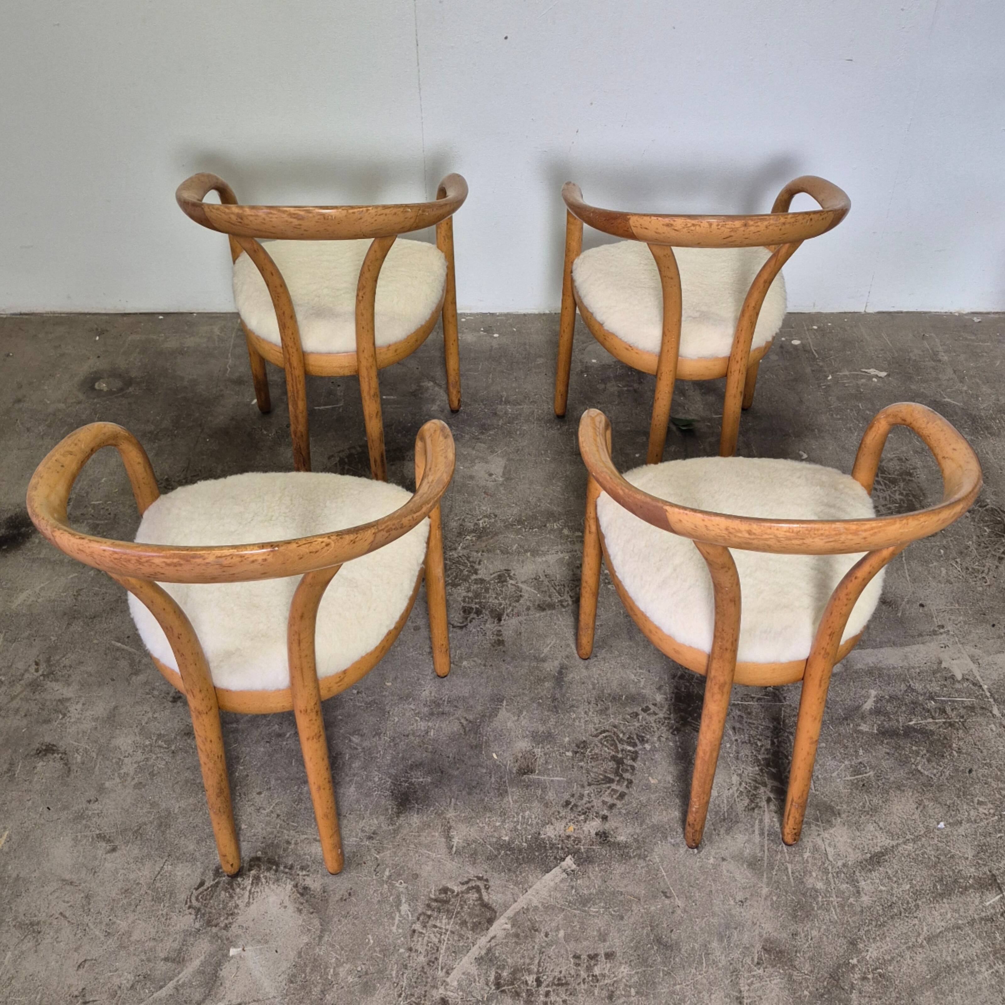 Ensemble de 4 chaises de salle à manger en bois et laine, Italie années 1970.