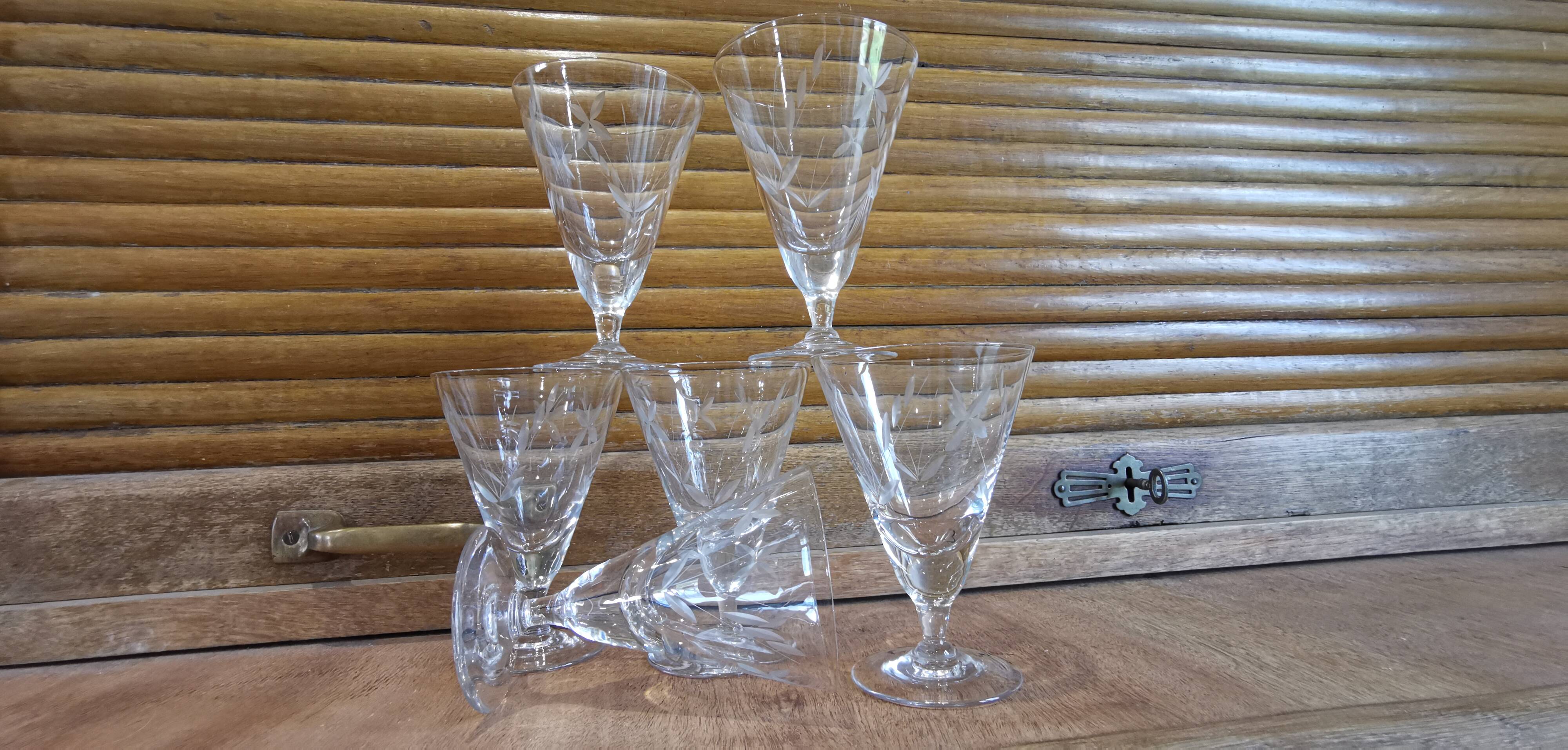 6 old stemmed glasses in chiseled blown glass 60/70