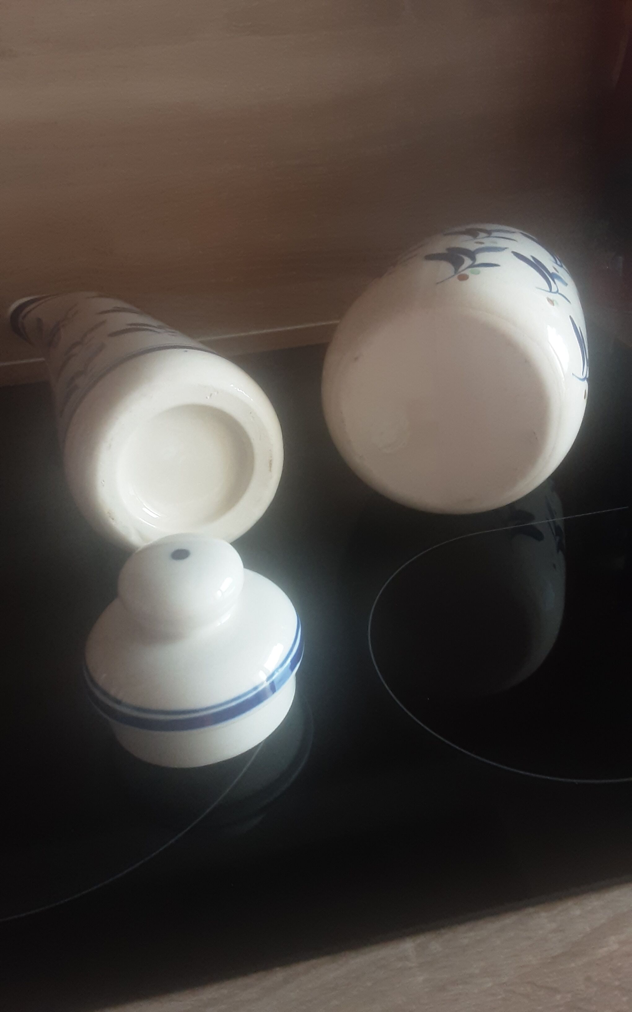 Lot decanter and cracked earthenware pot