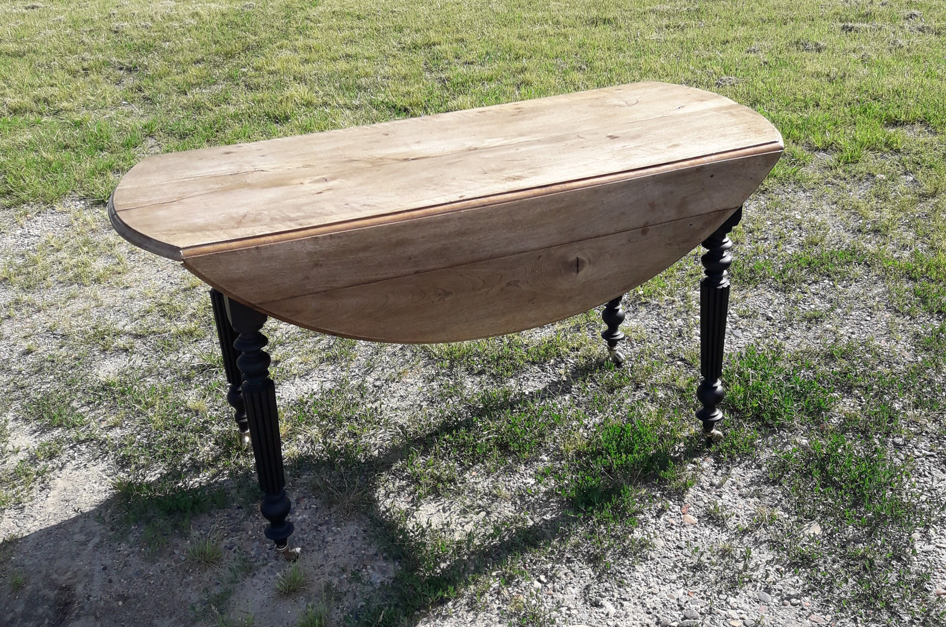 Table ovale à roulettes