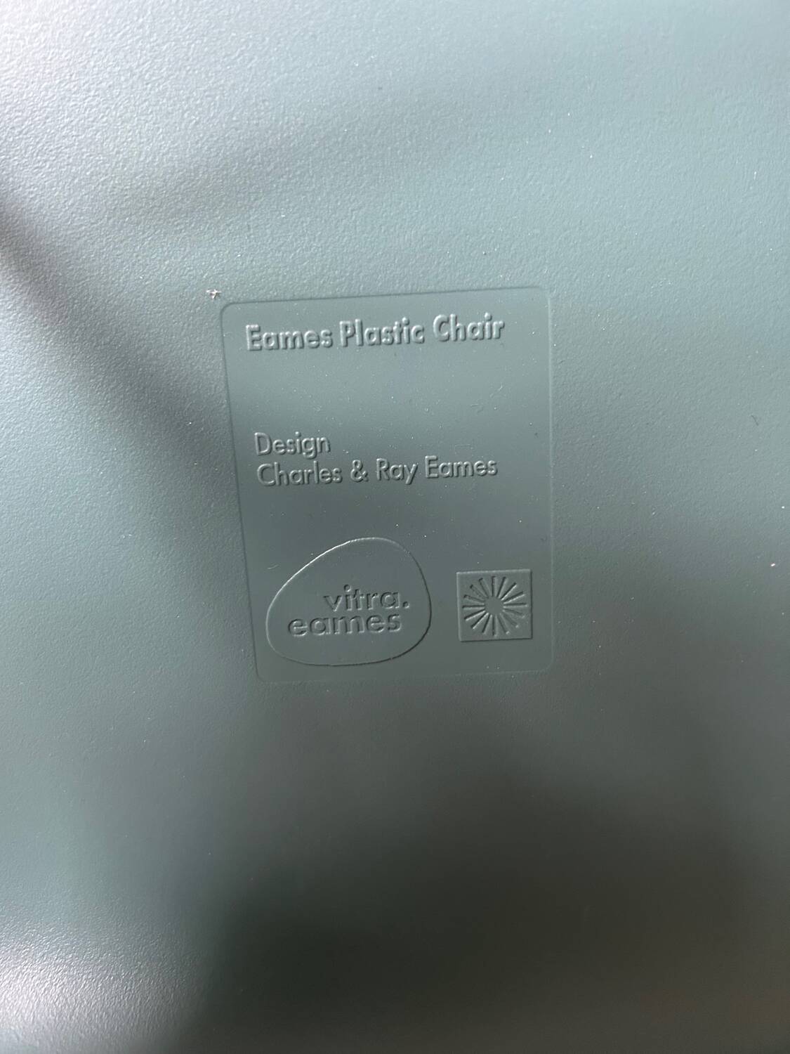 4 Chaises Eames de couleur bleue  turquoise