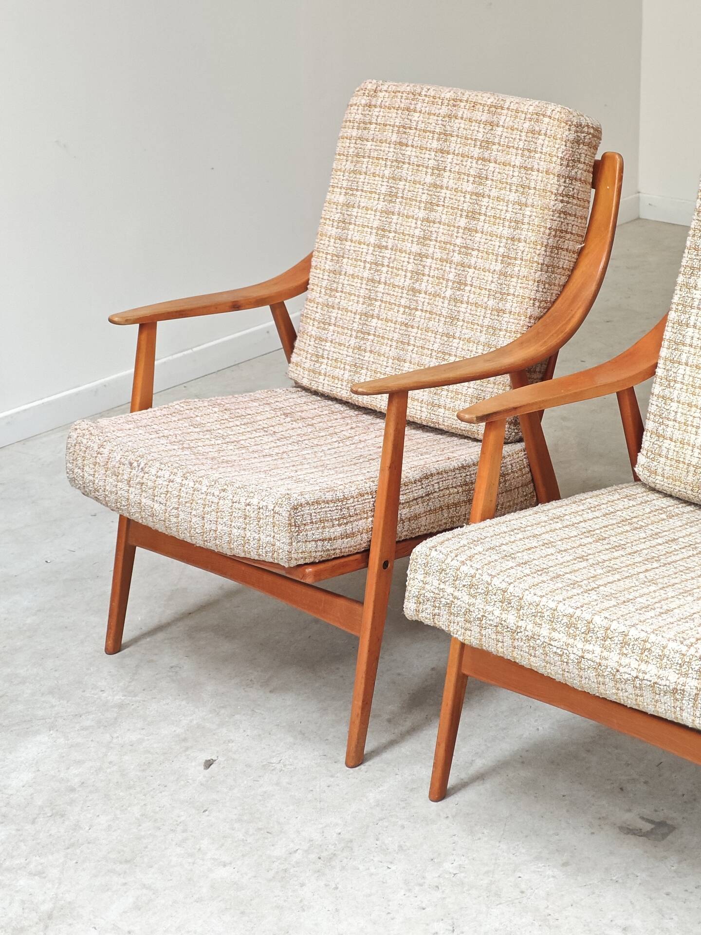 Pair of Boomerang-style armchairs in ecru beige fabric, 1960s.