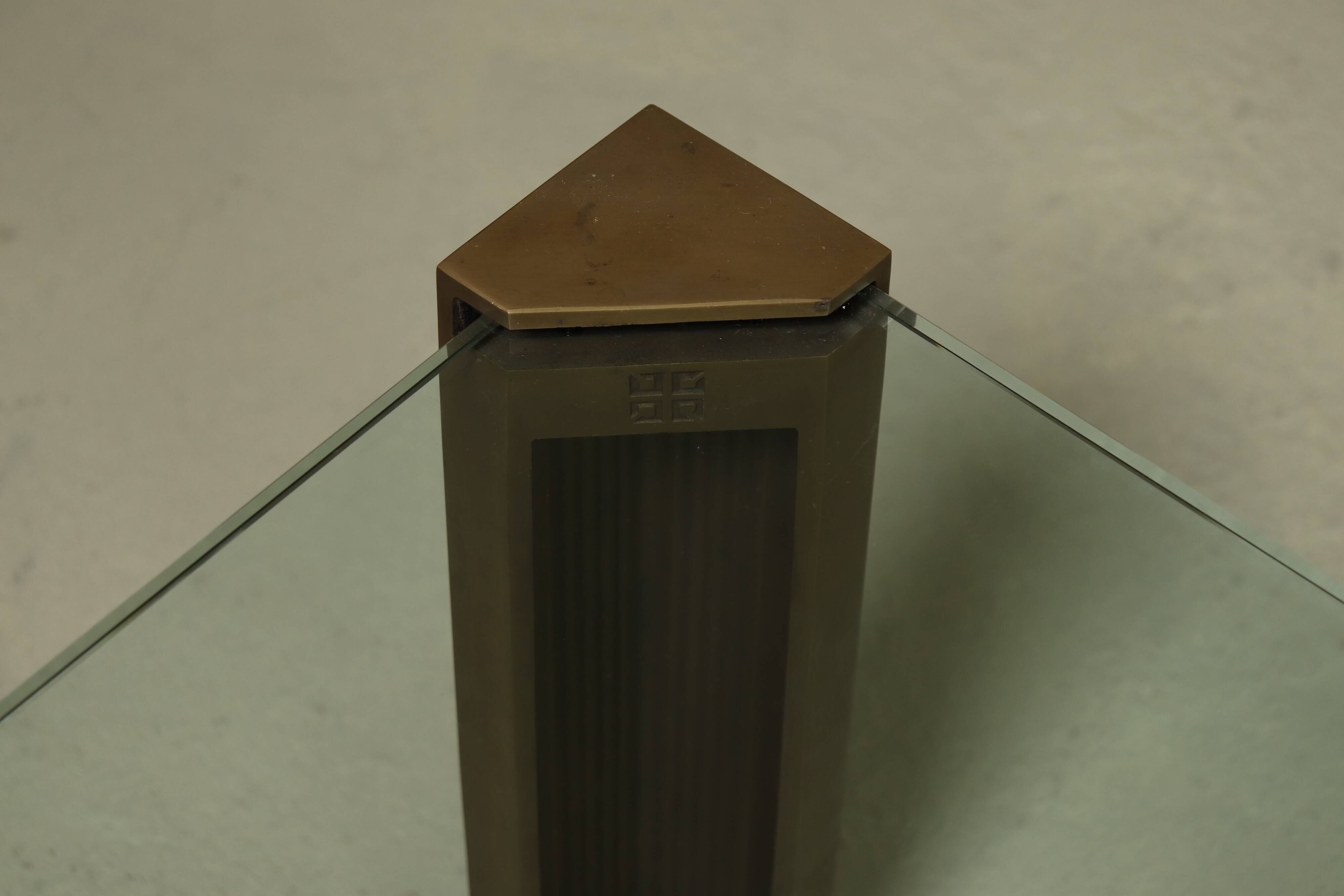 Grande table basse monumentale modèle T14 par Peter Ghyczy années 1970