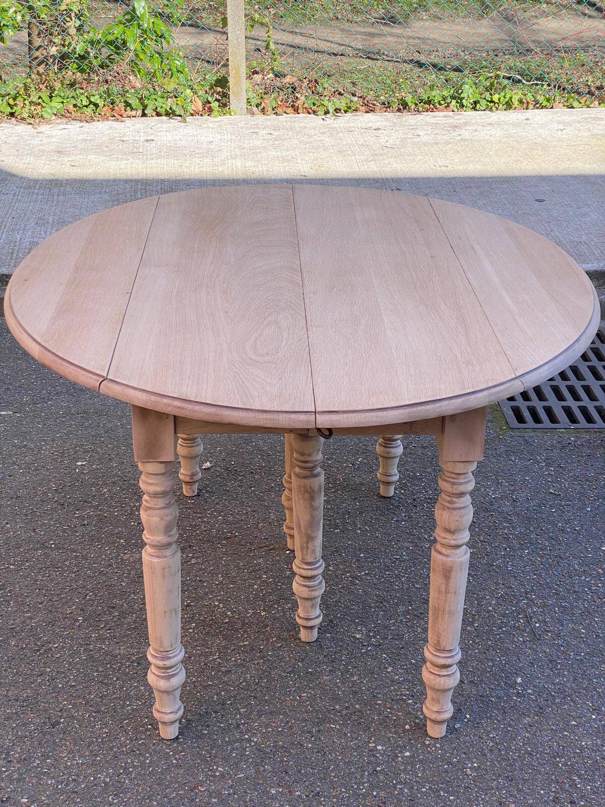 Louis Philippe round extendable dining table with renovated leaves and 4 extensions.