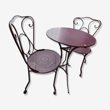 Set of two chairs and wrought iron pedestal table