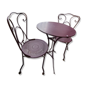 Set of two chairs and wrought iron pedestal table