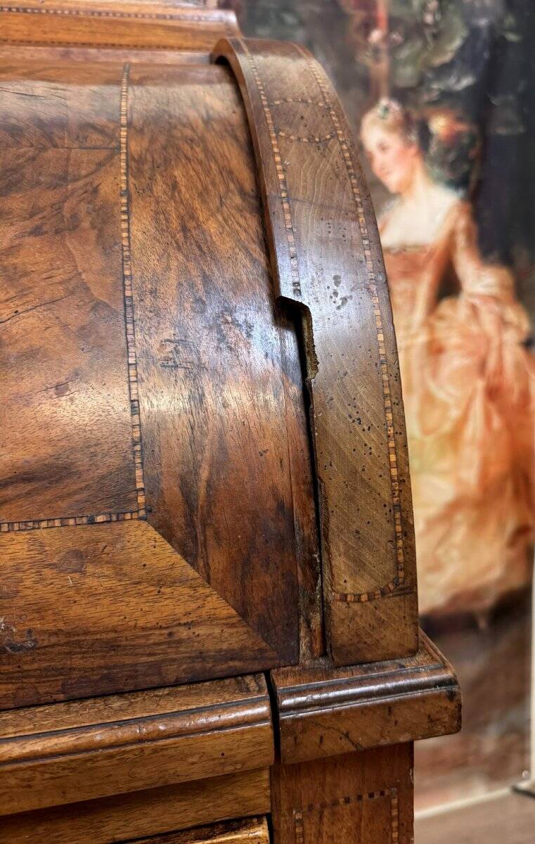 Bureau à cylindre de centre en noyer, époque Louis XVI
