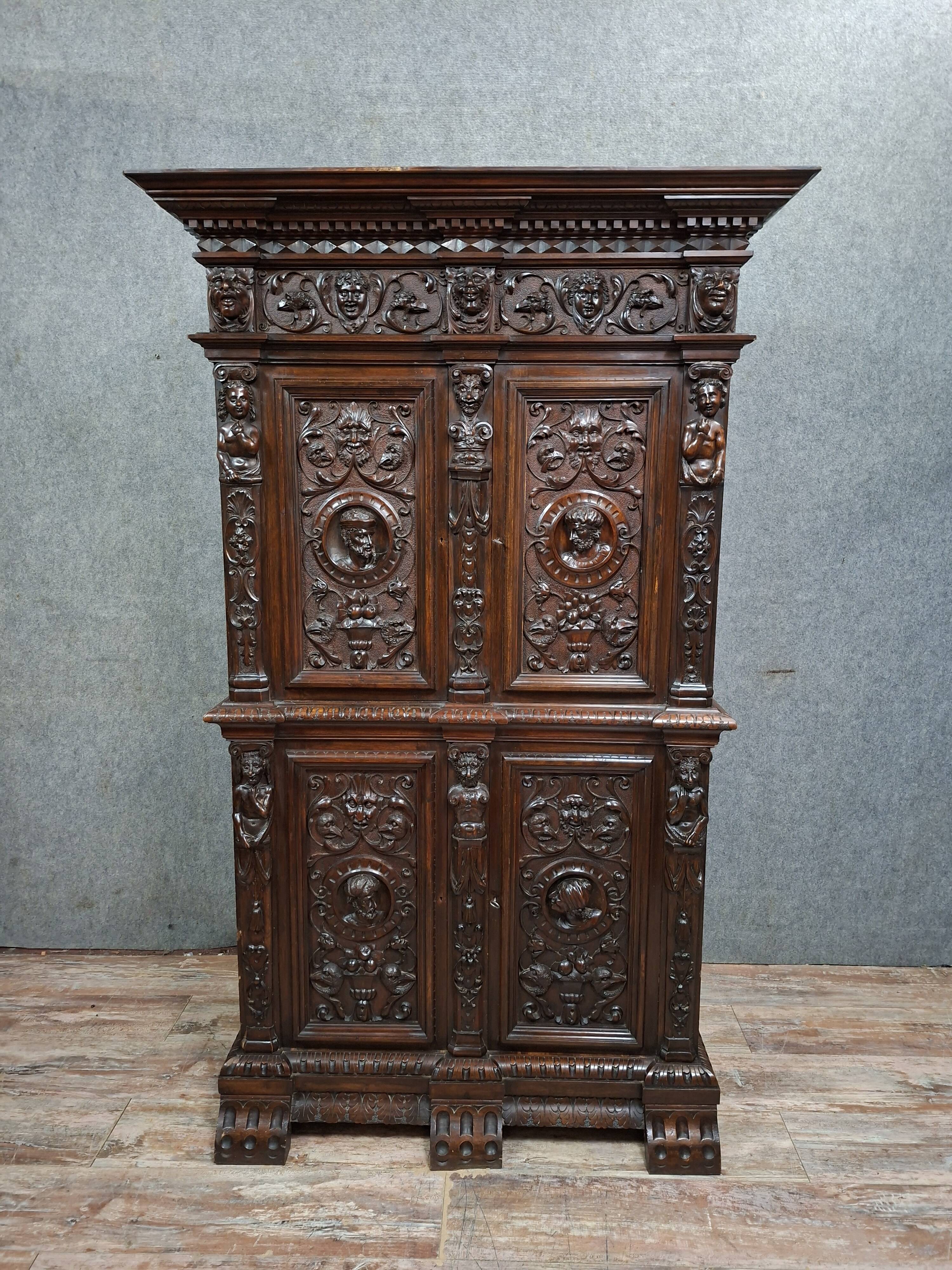 buffet / Richly carved walnut cabinet, Renaissance style, 19th century