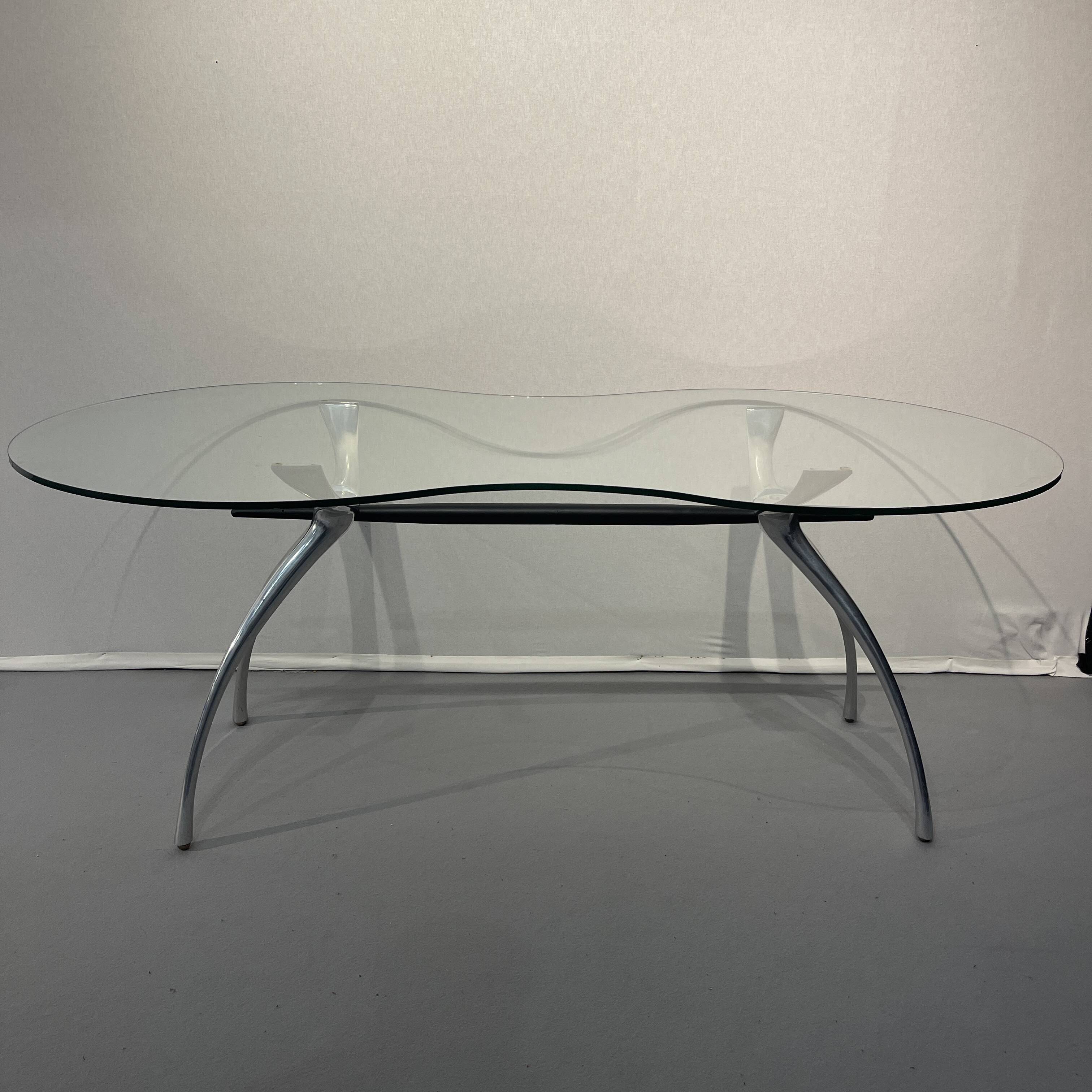 Table, bureau en aluminium brossé et verre formant "rognon" par Bernard Dequet