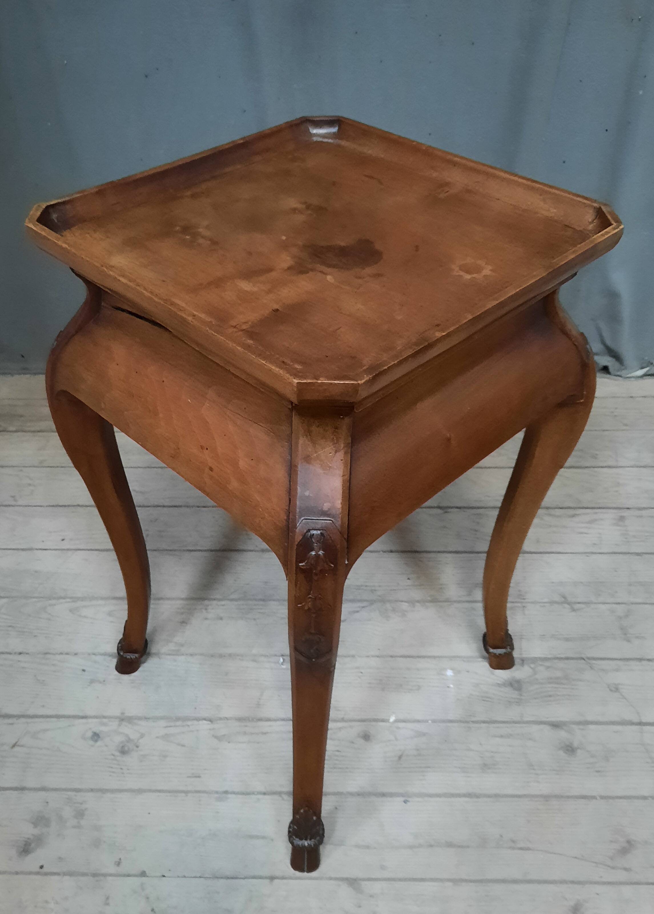 Low Louis XV style selette