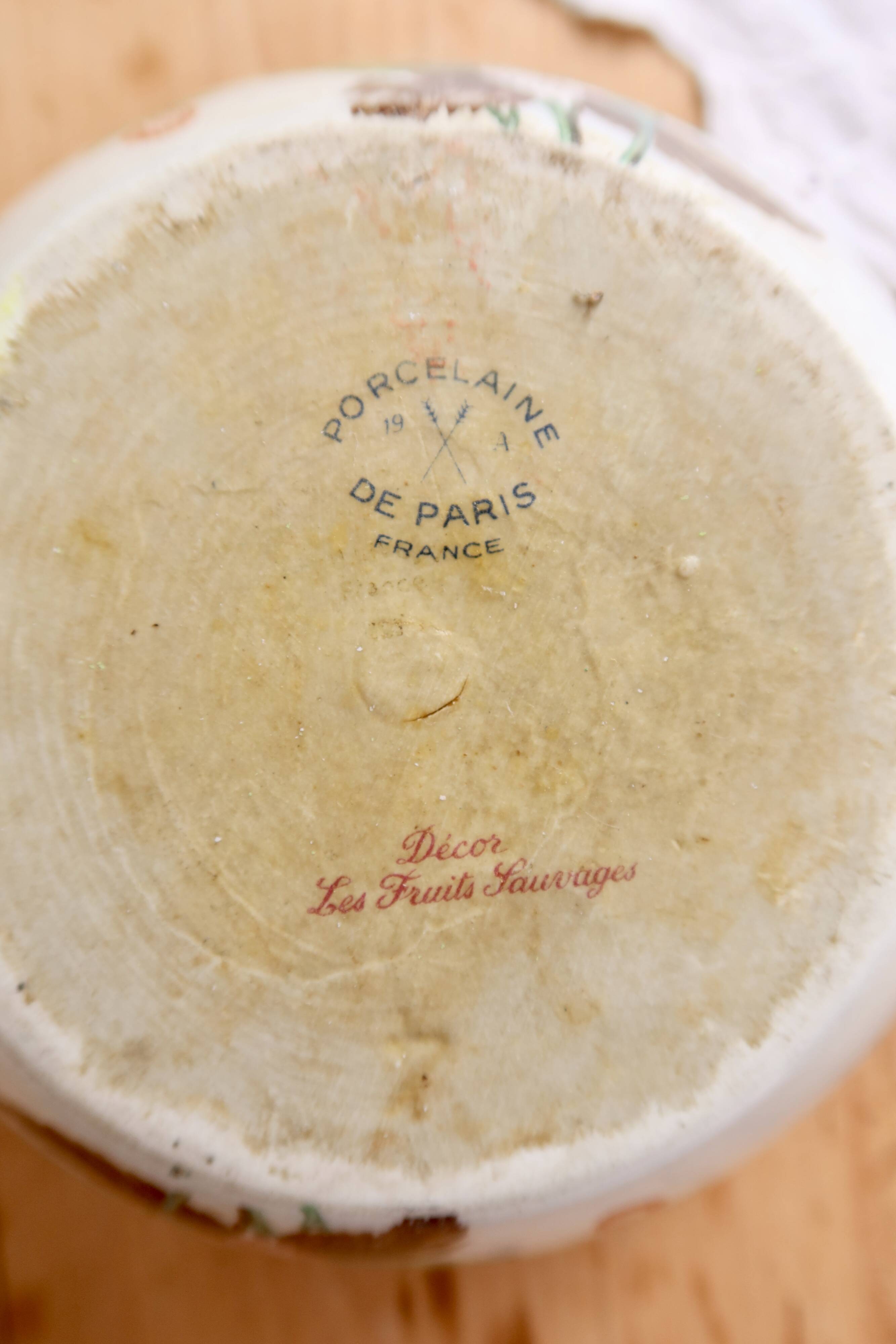 Vintage cache-pot in porcelain from Paris with a wild strawberry pattern.