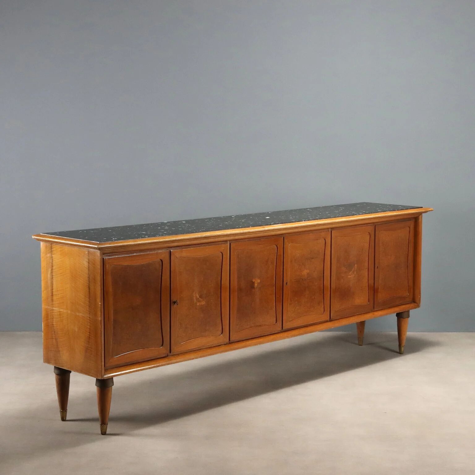 Vintage buffet in walnut veneer and burl, 1950s design.