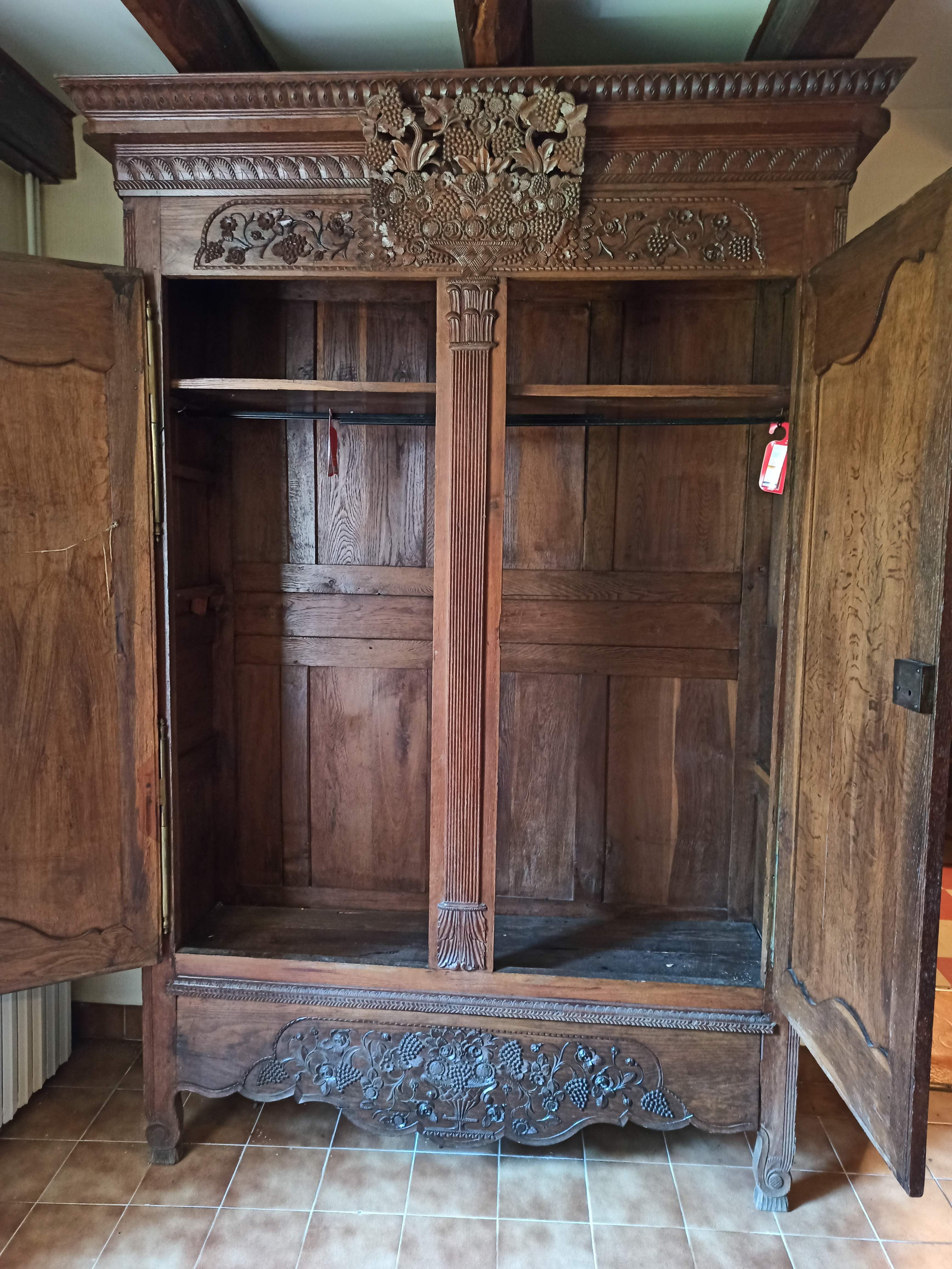 Norman wardrobe in oak Solid basket bouquet of flowers
