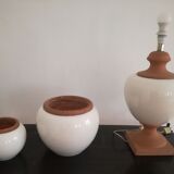 Ensemble assorti lampe sur pied et deux cache-pots faience blanche et terre cuite