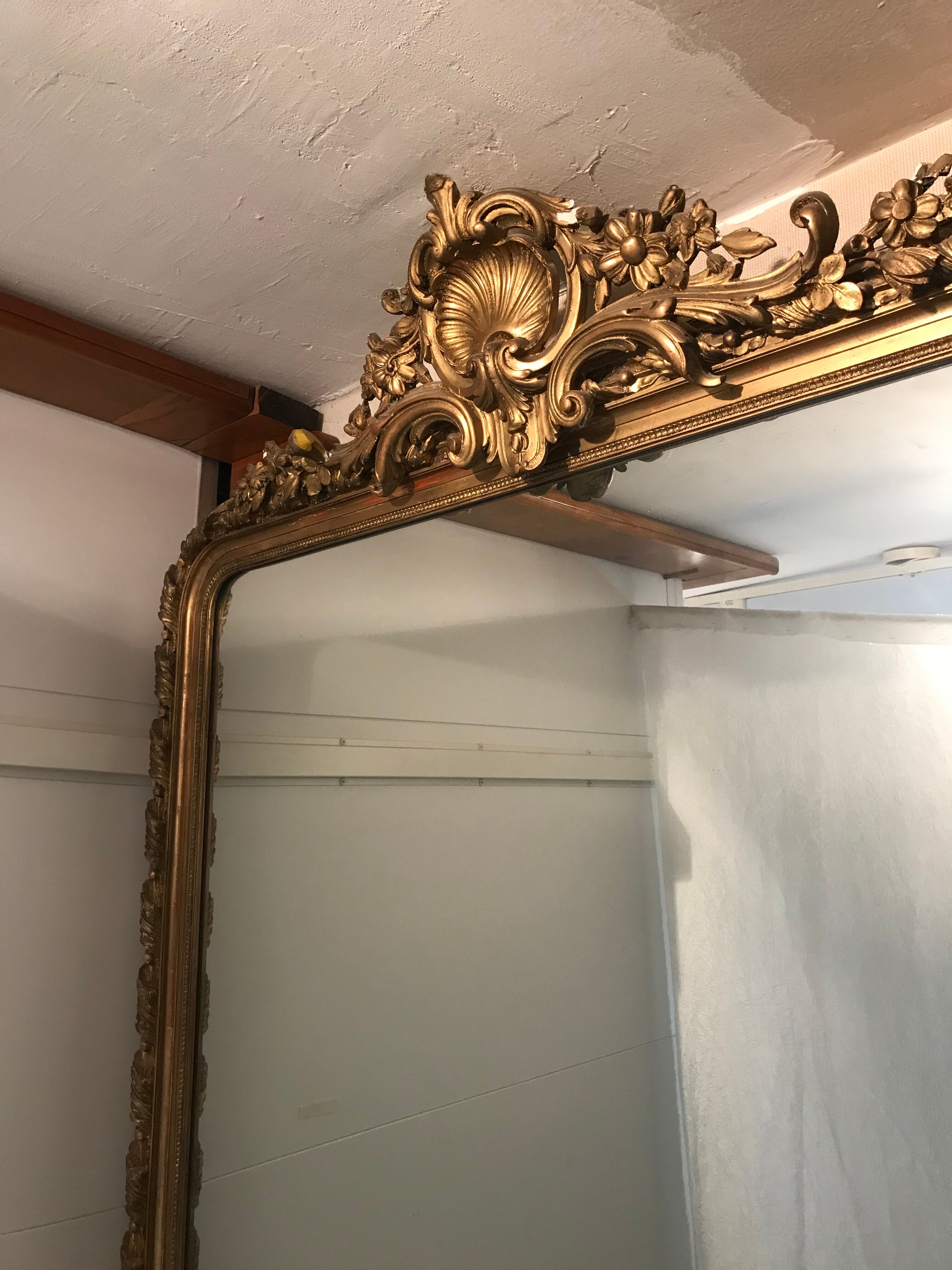 Large antique mirror with flagship shell in wood and gilded stucco