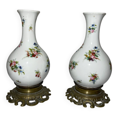 Paire de vases anciens en porcelaine peinte à la main et bronze – Déco