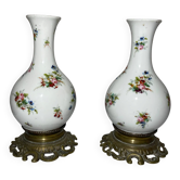 Paire de vases anciens en porcelaine peinte à la main et bronze – Déco