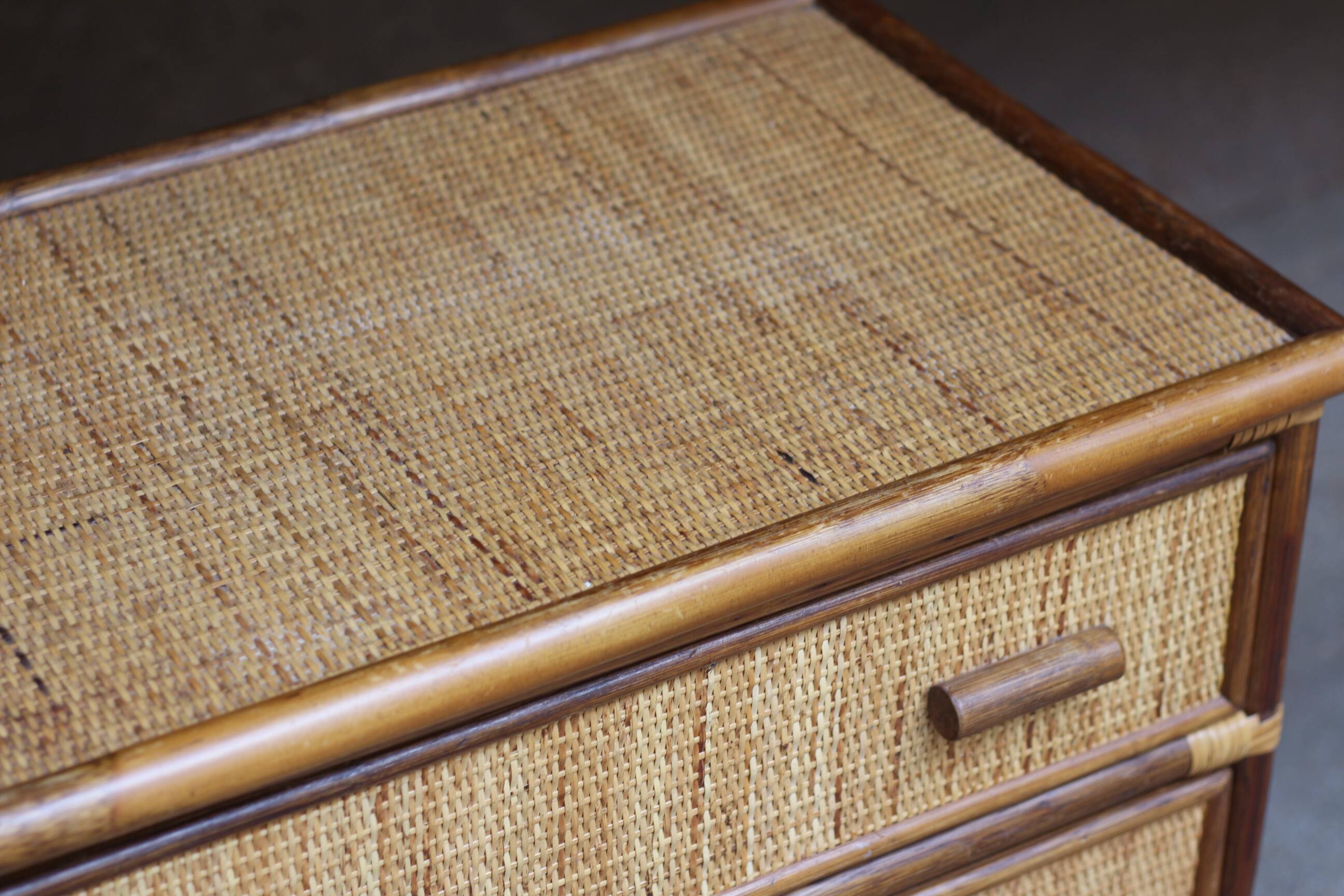 Charmante petite commode en rotin (années 70).