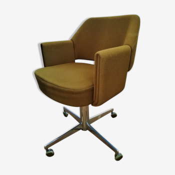 On roulette airborne vintage armchair