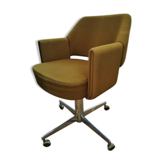 On roulette airborne vintage armchair