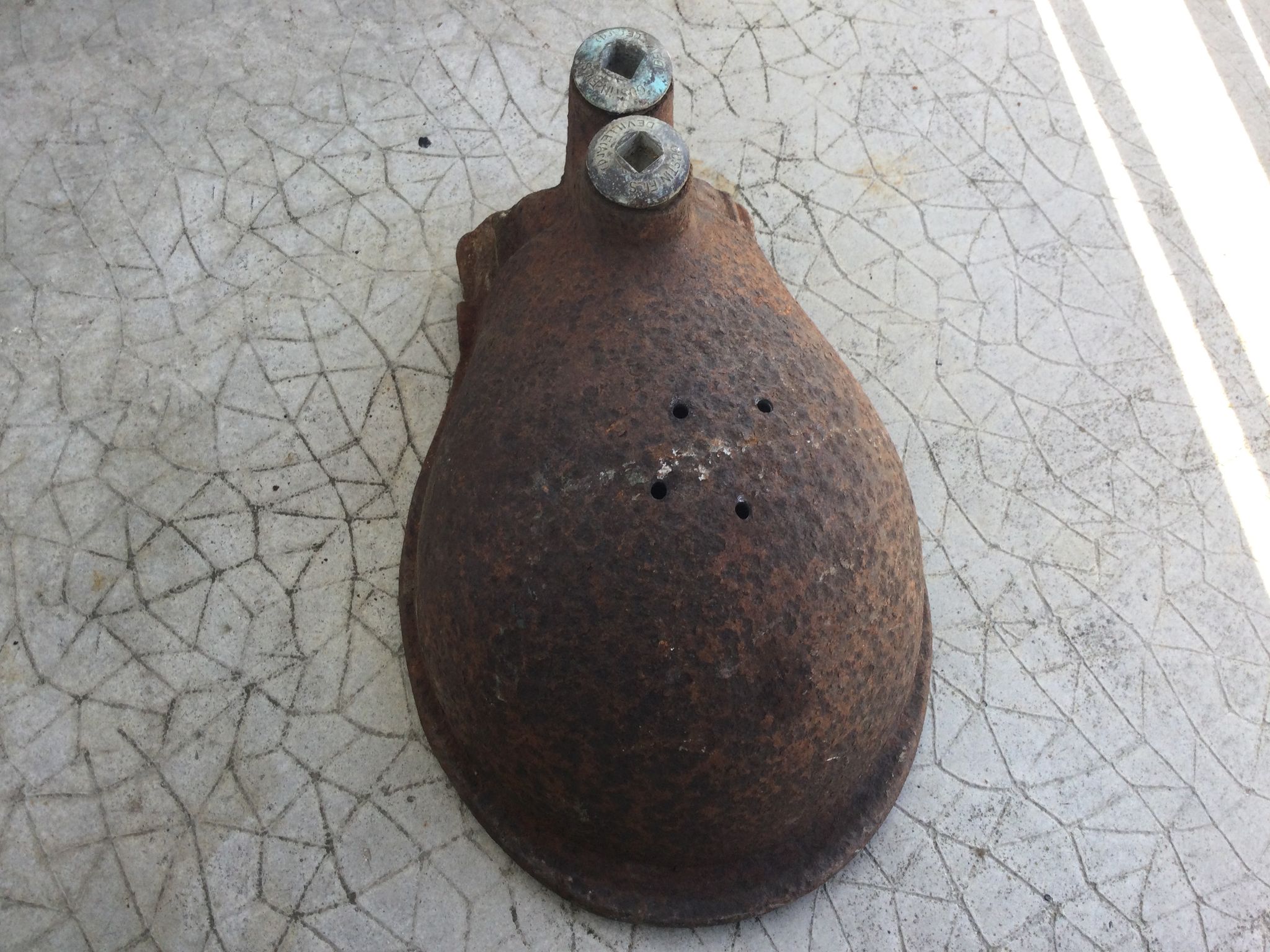 Cast-iron wall planter