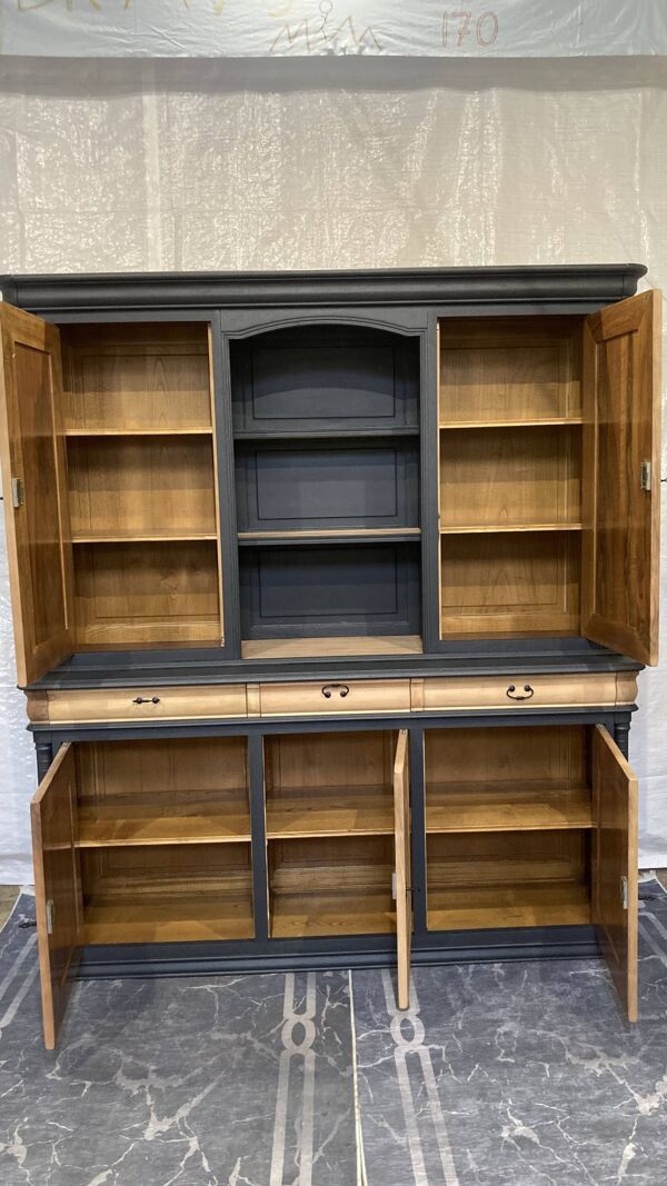 Buffet vaisselier en noyer massif style Louis Philippe relooké