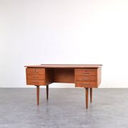 Bureau exécutif en teck danois des années 1960.