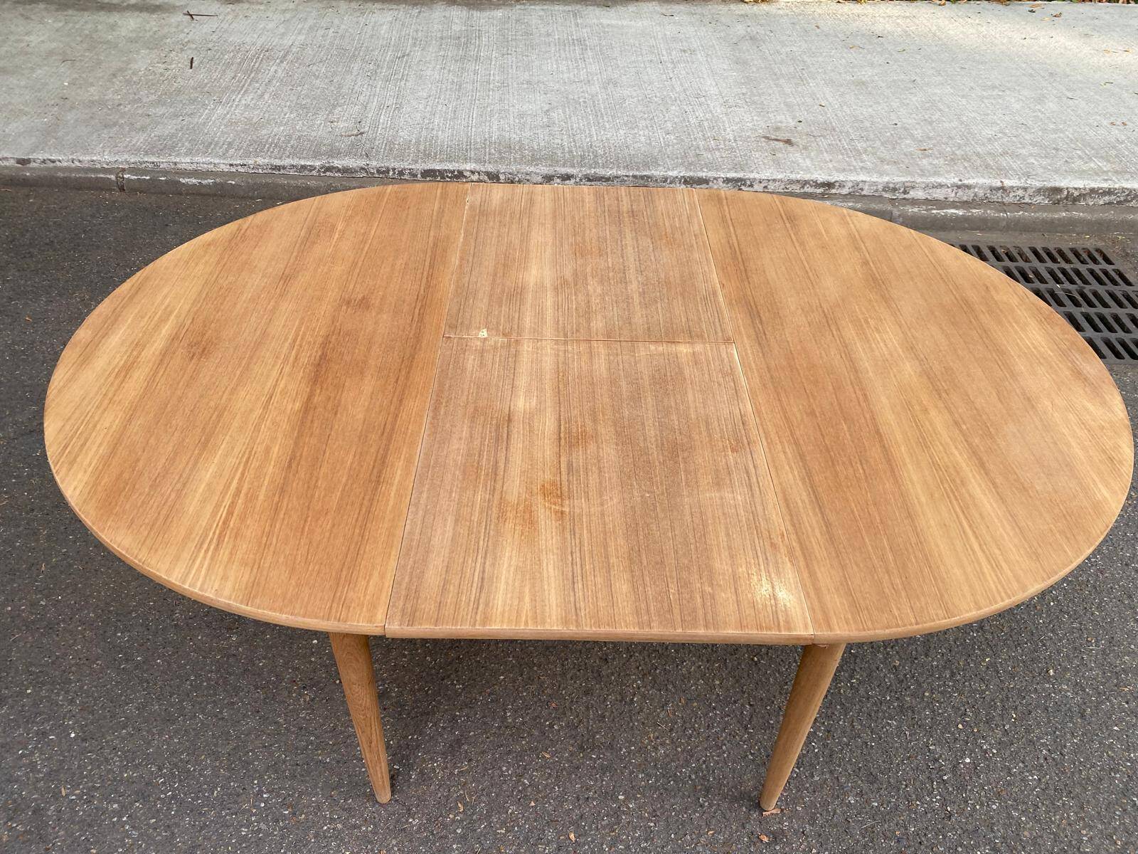 Table à manger scandinave ronde extensible décapée en teck 115cm