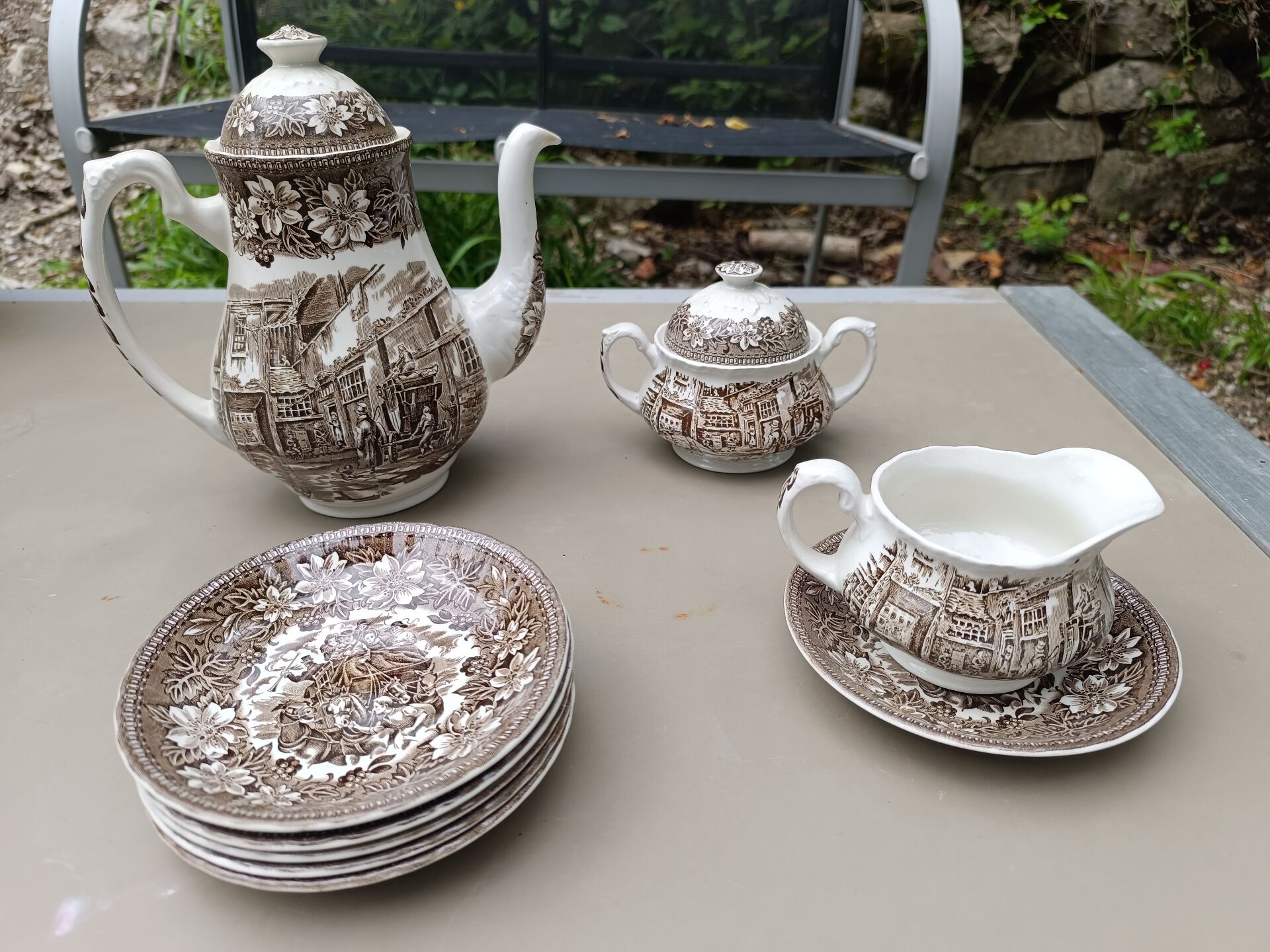 Royal Tudor collection English porcelain set Coaching taverns